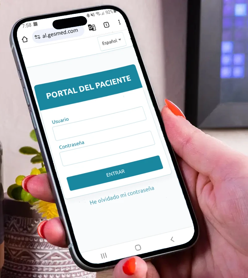 Profesionales sanitarios usando software médico